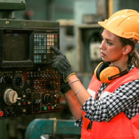 Apprendre à piloter les machines qui font tourner l’industrie : devenir conducteur d'installations et de machines automatisées  (H/F)