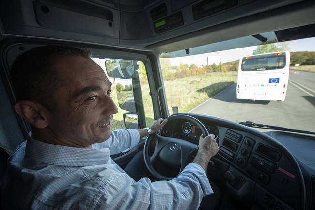 Chauffeur, chauffeuse routier sur porteur