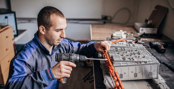 Agent d'assemblage de batteries électriques : un métier d'avenir !