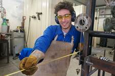 Mathias, en formation de tuyauteur à Istres